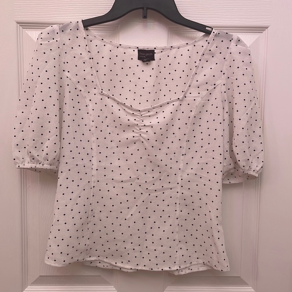 Whit shirt with black polka dots